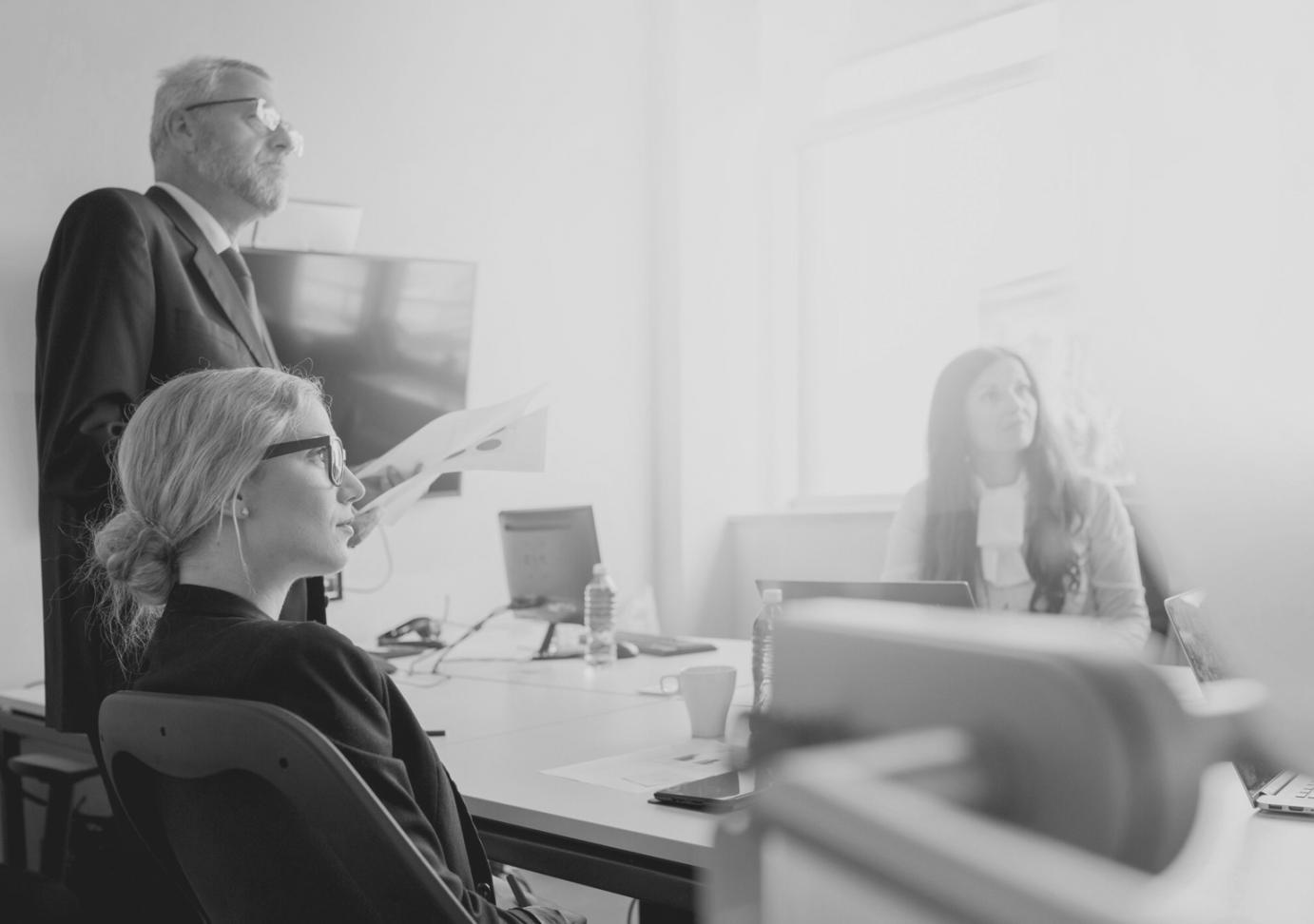 Profesionales analizando datos financieros en entorno empresarial moderno
