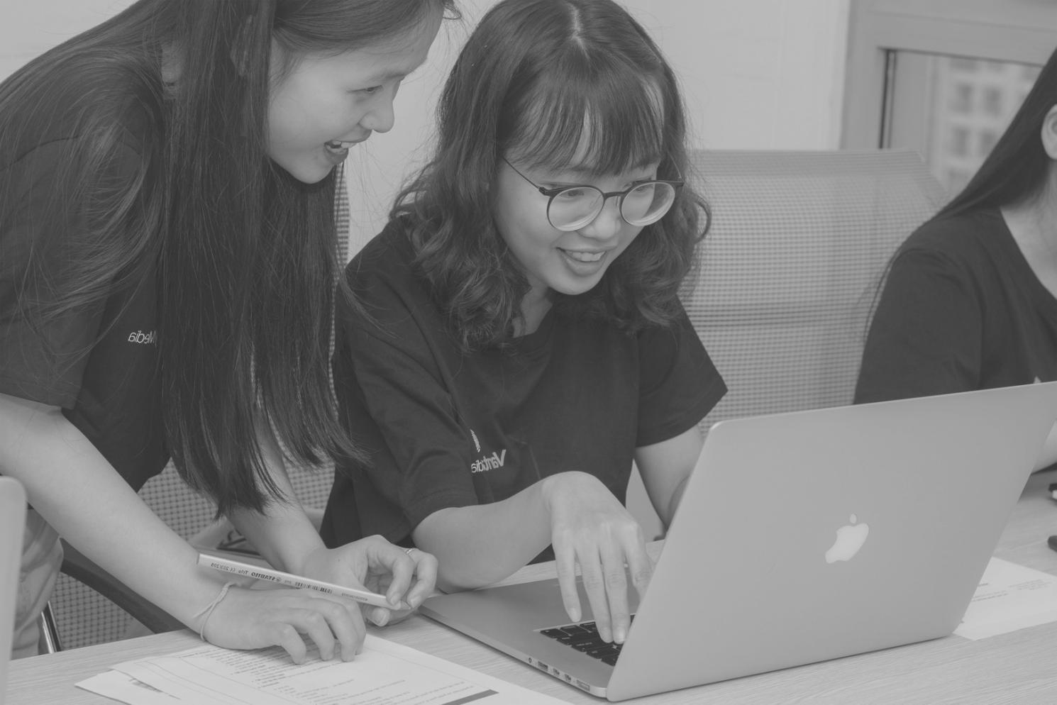 Grupo de estudiantes colaborando en un proyecto de análisis financiero