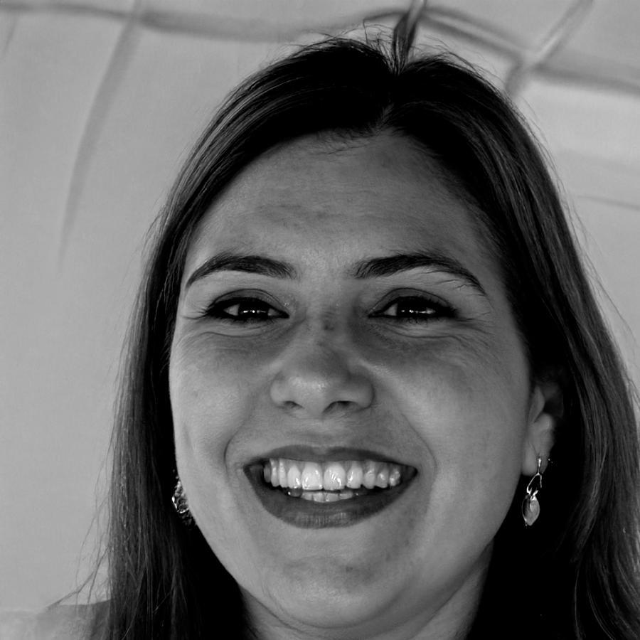 Retrato profesional de la instructora Esperanza Morales